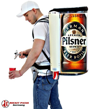 Eine kreative und humorvolle Promotionaktion bei der ein Promoter Bier auf dem Rücken trägt