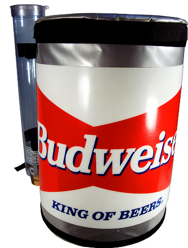 Rocketpacks Bierrucksack mit Budweiser-Werbemotiv und seitlichem Becherspender