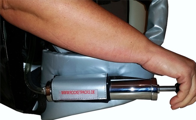 Nahaufnahme der Bedienung einer seitlich am Rocketpacks Bierrucksack befestigten Zapfarmatur