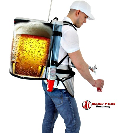 ������ Bierversorgung Cross Promotion auf der CHINA BREW CHINA BEVERAGE ��✨ Auf diesem lebendigen Bild sieht man eine eindrucksvolle Cross-Promotion-Kampagne auf der renommierten CHINA BREW CHINA BEVERAGE Messe. Im Mittelpunkt stehen mehrere engagierte Promotion-Mitarbeiter, die mit speziellen Bierschankanlagen-Rucksäcken ausgestattet sind ����. Diese Rucksäcke sind in auffälligen Farben gestaltet und tragen das Logo der beworbenen Biermarke, was sie sofort erkennbar macht. Jeder Rucksack ist mit einem isolierten Fach ausgestattet, das ein Bierfass sicher hält und die Temperatur konstant kühl hält ❄️. An der Seite des Rucksacks befinden sich praktische Zapfhähne, mit denen die Mitarbeiter frisch gezapftes Bier direkt an die Besucher der Messe ausschenken können ��. Die Promotion-Mitarbeiter tragen einheitliche Uniformen mit dem Branding der Biermarke und bewegen sich geschickt durch die Menge, um sicherzustellen, dass jeder Besucher eine erfrischende Bierprobe erhält ����. Der Stand der Biermarke ist lebhaft und auffällig dekoriert, mit bunten Bannern, Lichtern und Musik, die eine festliche Atmosphäre schaffen ��. Die Besucher der Messe sind begeistert und strömen herbei, um das innovative Konzept der Bierschankanlagen-Rucksäcke aus nächster Nähe zu erleben und das erfrischende Bier zu probieren. Im Hintergrund sieht man weitere Messestände und Ausstellungen, die die Vielfalt und Innovationen der Getränkebranche präsentieren ��. Die Atmosphäre ist voller Energie und Begeisterung, mit angeregten Gesprächen und fröhlichen Gesichtern. Die Mitarbeiter interagieren freundlich mit den Besuchern, erklären die besonderen Eigenschaften des Biers und bieten Proben an ��. Einige Besucher machen Fotos mit den Rucksack-Trägern und genießen das kühle, frisch gezapfte Bier in vollen Zügen ��.