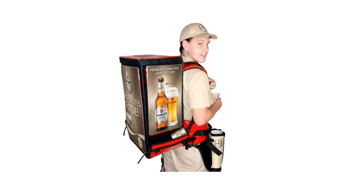 Promoter im professionellen Einsatz beim flexiblen Ausschenken von Bier direkt am Kunden bei Events.