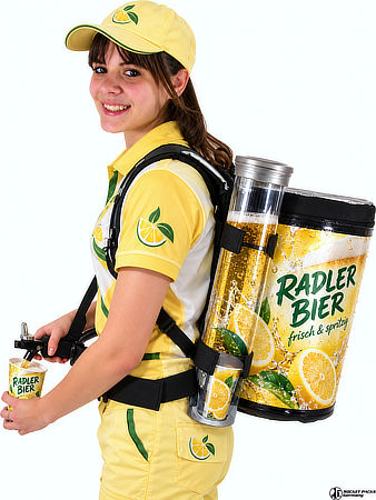 Promoterin mit Radler-Getränkerucksack beim Ausschank in einen Becher.